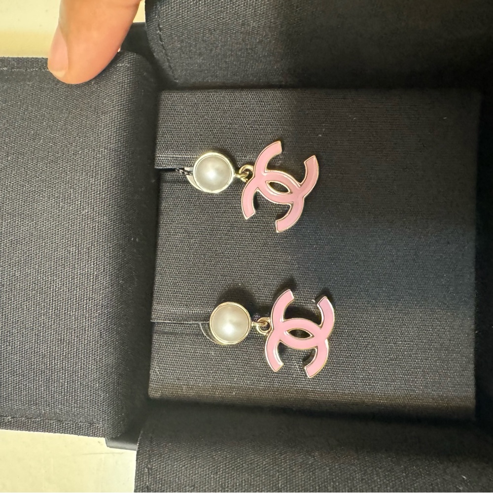 CHANEL Pink and White Pearl Logo Earrings - Picture 6 of 8